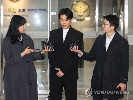 대마·프로포폴·코카인·케타민 등 마약류 투약 혐의를 받는 배우 유아인(본명 엄홍식)이 지난 3월27일 경찰 조사를 마친 뒤 서울경찰청 마약범죄수사대를 나서며 발언하고 있다. [연합뉴스]
